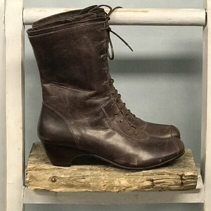 ELIA Whit donker bruin (G)  -  37  € 60,-
