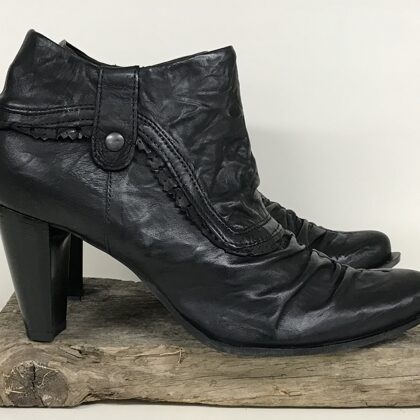 Sick black  -  41  € 45,-