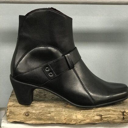 10262 Julia zwart  -  39,5 (H)  -  € 50,-