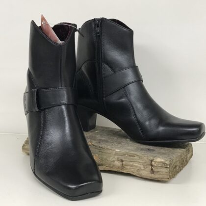 10262 Julia zwart  -  40 (H)  -  € 50,-