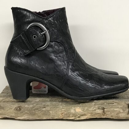 68016 Julia   -  37,5 (H  € 50,-