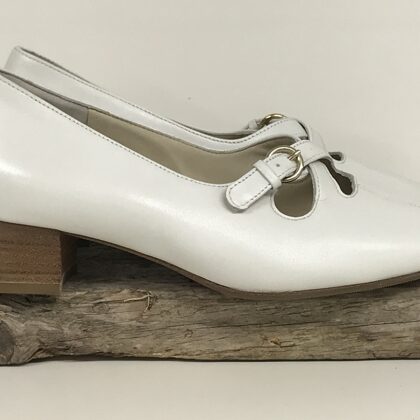 3303460 Estella K  -  39,5 (G)  € 50,-